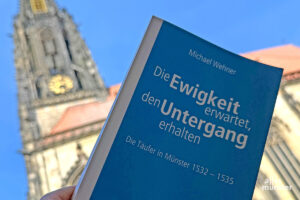 Was führte dazu, dass die drei Täufer in den Körben an St. Lamberti landeten? Dieses Buch sagt es euch. (Foto: Bührke)