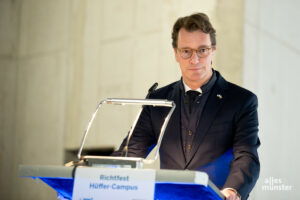 Hendrik Wüst während seiner Rede im Rohbau des Hüffer-Campus. (Foto: Michael Bührke)