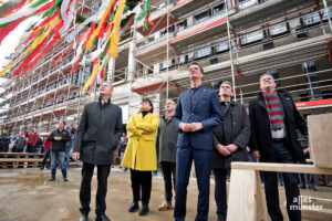 Betrachten beeindruckt den Rohbau des Hüffer-Campus (v.l.): Markus Vieth und Gabriele Willems (BLB NRW), Markus Lewe, Hendrik Wüst, Prof. Dr. Frank Dellmann (FH Münster) und Prof. Dr. Johannes Wessels. (Foto: Michael Bührke)