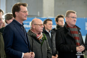 Hendrik Wüst, Markus Lewe und Prof. Dr. Johannes Wessels (v.l.) während des feierlichen Richtfestes. (Foto: Michael Bührke)