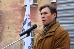 Der russische Bürgerrechtsaktivist Robert Latypow spricht in Münster über „Angriffskrieg und eskalierende Repressionen. Ein Blick auf die russische Zivilgesellschaft“. (Foto: DRG Münster)