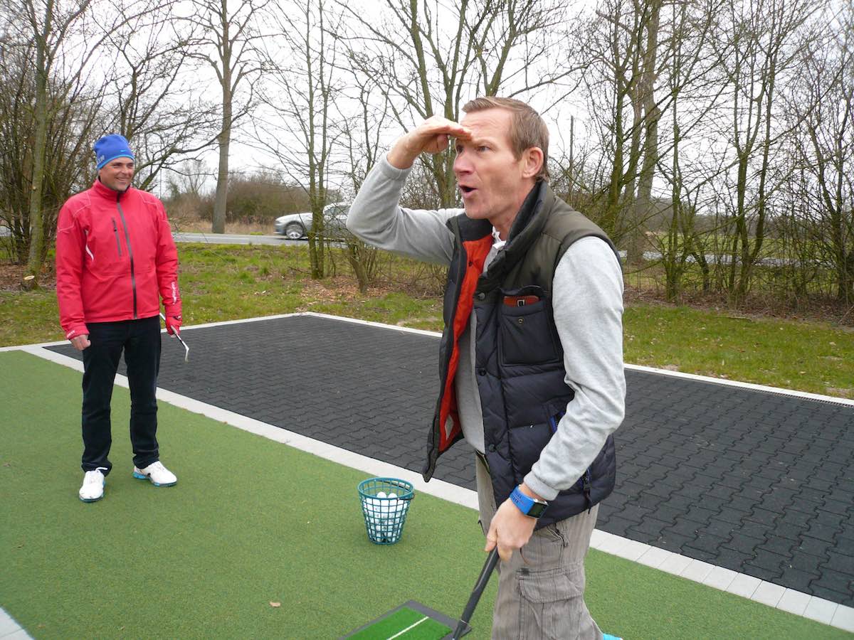Was für ein Abschlag: Schauspieler Roland Jankoswky beim Golfen. (Foto: Promo)