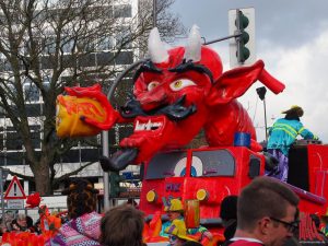 Der Rosenmontagszug findet in diesem Jahr wohl erst am Nachmittag statt. (Archivbild: Tessa-Viola Kloep)