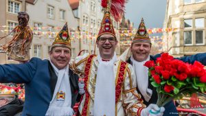 Prinz Christian I. und seine Adjutanten Dirk Meyer-Potthoff (l) und Thorsten Geuting bei der Einfahrt auf den Prinzipalmarkt. (Foto: wf/weber)