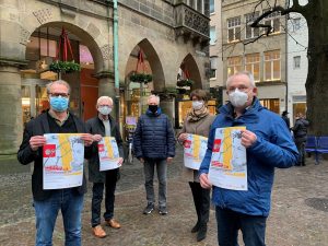 Die Rotarier Harald Nettesheim, Christian Badde, Klaus Neidhardt, Mechtild Pieper sowie Thomas Kamm vom Kirchenfoyer starten den Sternstrahlen-Weihnachtskartenverkauf an der Lambertikirche (v.l.n.r; Foto: Rotary Club Münster-Rüschhaus)