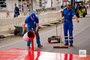 Eine Spezialfirma hat den roten Straßenbelag ausgebracht. (Foto: Michael Bührke)