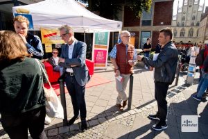 Bestes Wetter und der nahe Wochenmarkt sorgten für zahlreiche Besucher am Stand des Arbeitskreises Studentische Wohnraumversorgung (Foto: Michael Bührke)