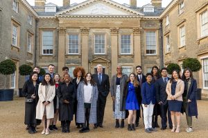 Gruppenbild der Preisträger mit Earl Charles Spencer vor dem "Althorb House" (Quelle: DianaAward)