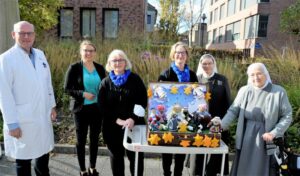 (v.l.): PD Dr. Michael Böswald vom Projekt „Babylotsen“ und Regionalgeschäftsführerin Annika Wolter freuen sich über das Engagement der Wolltäterinnen Andrea Scholz, Anne Brink, Schwester Leonardi und Schwester Stephanie. (Foto: St. Franziskus-Hospital)