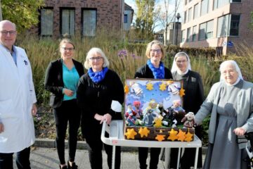 (v.l.): PD Dr. Michael Böswald vom Projekt „Babylotsen“ und Regionalgeschäftsführerin Annika Wolter freuen sich über das Engagement der Wolltäterinnen Andrea Scholz, Anne Brink, Schwester Leonardi und Schwester Stephanie. (Foto: St. Franziskus-Hospital)