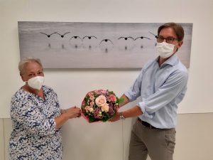 Die Künstlerin Eva Maria Koch und Prof. Dr. Christoph Bremer, Chefarzt der Klinik für Radiologie, freuen sich über den Start der Ausstellung „Rund um den Aasee“. (Foto: St. Franziskus-Hospital)