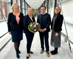 Dr. Anne Bremer (2.v.l.) ist Chefärztin der neuen Klinik für Onkologie des St. Franziskus-Hospitals. Ihr gratulieren zur Berufung (v.l.n.r.): Dr. Daisy Hünefeld und Dr. Ulrich Knopp, Vorstandsmitglieder der Franziskus Stiftung, sowie Annika Wolter, Geschäftsführerin des Franziskus Hospitals. (Foto: Franziskus Hospital)