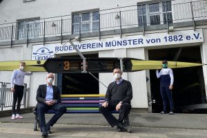 Der Ruderverein Münster, vertreten durch Vorstandssprecher Dirk Bensmann (re.) und das St. Franziskus-Hospital Münster mit Regionalgeschäftsführer Klaus Abel (li.) gehen ab sofort gemeinsame Wege. (Foto: St. Franziskus-Hospital)