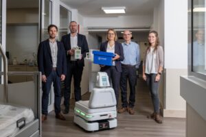 Freuen sich über die ersten erfolgreichen Testfahrten des Serviceroboters im St. Franziskus-Hospital (v.l.): Marcus Hintze, (Fraunhofer IML), Jan Rasmus (FACT Gruppe), Annika Wolter (St. Franziskus-Hospital) sowie Keith Mitchell und Nadine van Wüllen (FACT GmbH). (Foto: St. Franziskus-Hospital)