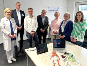 Freuen sich über die Anschaffung eines Neugeborenen-Simulators im St. Franziskus-Hospital (v.r.n.l.) Kira Bendel (Frühchenverein), Ute Wiengarten, Wera Röttgering und Helmut Foppe (Herzenswünsche e.V.) sowie Dr. Christian Albiker, Dr. David Lewers und Dr. Meike Franssen (Franziskus Hospital). (Foto: Franziskus Hospital)