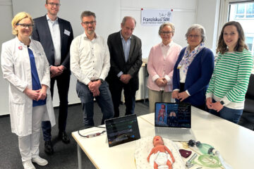 Freuen sich über die Anschaffung eines Neugeborenen-Simulators im St. Franziskus-Hospital (v.r.n.l.) Kira Bendel (Frühchenverein), Ute Wiengarten, Wera Röttgering und Helmut Foppe (Herzenswünsche e.V.) sowie Dr. Christian Albiker, Dr. David Lewers und Dr. Meike Franssen (Franziskus Hospital). (Foto: Franziskus Hospital)