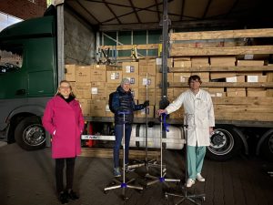 Klinikchefin Annika Wolter hat mit den Chefärzten Prof. Dr. Matthias Brüwer und Dr. Nikolaos Trifyllis (re.), den Hilfstransport für die Ukraine organisiert. (Foto: Franziskus Hospital)