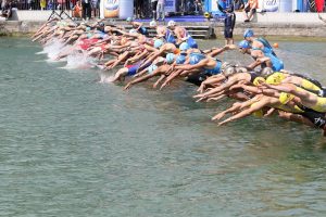 Der Triathlon in Münsters Hafen. (Foto: Sportograf / Sparda-Münster City Triathlon)