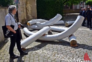 Ist die Skulptur "Beliebte Stellen" von Nairy Baghramian am Erbdrostenhof wirklich nur ein Provisorium? (Foto: so)