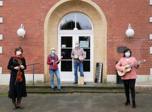 Die neuen Instrumente für die Musikschule Münster wurden gleich ausprobiert von Friedrun Vollmer, Direktorin der Westfälischen Schule für Musik, JeKits-Projektleiterin Reinhild Conze, Diplom-Musikpädagoge Thorsten Bönning und Ute Cewe, Geschäftsführerin der Stiftung der Sparda-Bank. (Foto: PM)