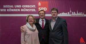 Oberbürgermeisterkandidat Jochen Köhnke (mi.) und die Landtagsabgeordneten Svenja Schulze und Thomas Marquardt freuen sich über die guten Nachrichten für Münster. (Archivbild: ml)