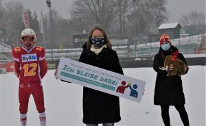 Auch die Münster Mammuts mit der Vorsitzenden Elke Wirtz (vorn), Monique-Katherine Pund (Cheerleading/rechts) und Tobias Wirtz als Quarterback der U 19 beteiligen sich an der Solidaritätsaktion des SSB Münster und aller 200 Sportvereine der Stadt. (Foto: SSB)