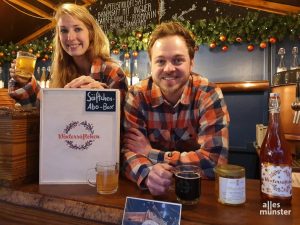 Heiko Friedrich (31) und Mitarbeiterin Laura Honischer (26) schenken die leckeren Wintersäftchen aus. (Foto: Jennifer von Glahn)