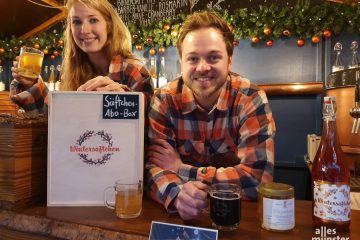 Heiko Friedrich (31) und Mitarbeiterin Laura Honischer (26) schenken die leckeren Wintersäftchen aus. (Foto: Jennifer von Glahn)