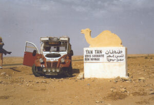 Mit einer Ente befuhr Titus Dittmann mit seiner damaligen Freundin (und heutigen Ehefrau) mehrmals die Sahara. (Foto: PM)