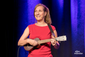 Sarah Hakenberg an der Ukulele. (Foto: Michael Bührke)