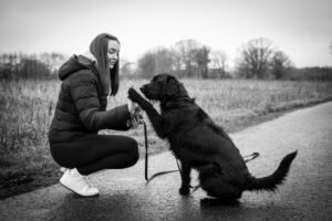 „High Five habe ich Buddy als Welpe beigebracht.“ (Foto Ingrid Hagenhenrich)