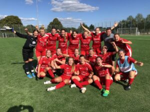 Frauen aus verschiedenen Mannschaften des TuS Saxionia werden am Sonntag gegen den BVB antreten, hier jubelt das 2. Team. (Foto: TuS Saxonia)