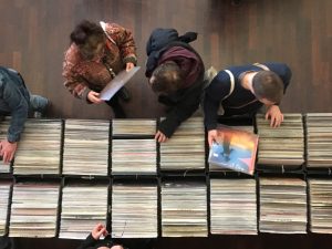 Am 26. Juni werden wieder viele Vinylsammler zur Schallplattenbörse in die Jovel Music Hall komme, um sich durch etliche Tonträger aus allen Musikrichtungen zu wühlen. (Foto: Agentur Lauber)
