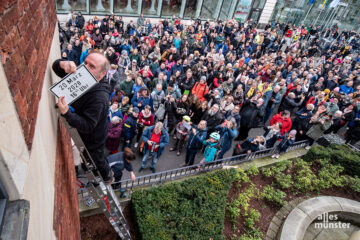 Das neue Datum wird unter dem Applaus des Publikums montiert. (Foto: Bührke)