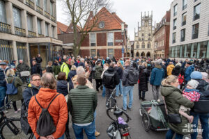 Es hatte fast Volksfestcharakter, als sich die Menschen anlässlich des Schilderwechsels versammelten. (Foto: Bührke)