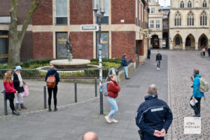 Mitarbeiter des Ordnungsamtes sorgten dafür, dass das aktuelle Versammlungsverbot auch nicht im Namen der Kunst übertreten wurde (Foto: Michael Bührke)