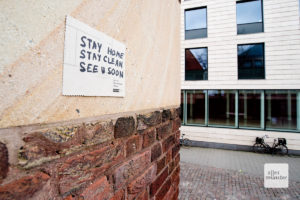 Ein Zettel unter dem Schild von Mark Formanek (Foto: Michael Bührke)