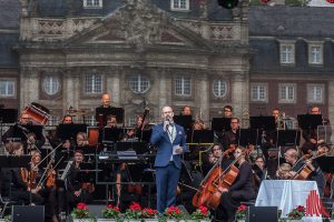 Mitveranstalter Tim Eberhardt, Künstlerischer Leiter der Friedenskapelle, eröffnete mit der Neuen Philharmonie Frankfurt die ersten "Schloss Classix". (Foto: sg)