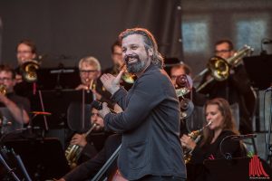 Henning Wehland freut sich erkennbar, mit den Musikern der Neuen Philharmonie Frankfurt aufzutreten. (Foto: sg)