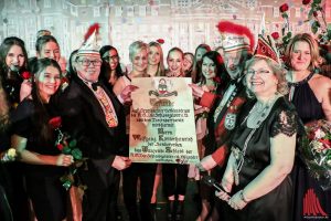 Ehrenpräsident Wolfgang Kötterheinrich (3.v.r.) erhielt den Sonderorden "Das tanzende Schloss". Generationen von Mädels der Amazonen dankten mit Rosen für jahrzehntelanges Engagement. (Foto: je)