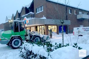 So läuft an vielen Stellen in der Stadt unkomplizierte Hilfe: hier zieht ein Radlader einen eingeschneiten PKW von einem Parkplatz. (Foto: Michael Bührke)