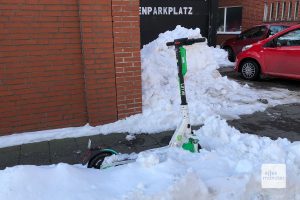 Die Akkus dieser Scooter von Lime sind im Fußraum verbaut. Ob sie dies vor den frostigen Temperaturen geschützt hat, wird sich zeigen. (Foto: Bührke)