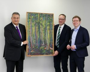 Freuen sich über die Rückkehr des Böckstiegel-Gemäldes: Direktor Christian Schöppner von der DRV Westfalen, Galerist Andreas Gattinger und Museumsleiter David Riedel. (v. lks.; Foto: Iris Plate, Galerie Ostendorff)