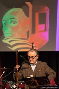 Karikaturist und Tortenblogger Lo Graf von Blickensdorf vor einer verfremdeten Version seines LP-Covers "Skandal". (Foto: Thomas M. Weber /webrock-Foto)
