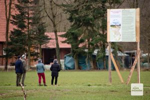 Kaum ein Spaziergänger, der an diesem Schild nicht stehen bleibt. (Foto: Bührke)