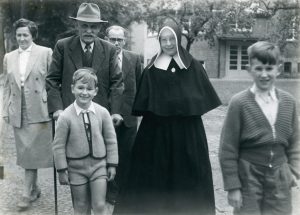 Die Ordensschwester im Kreis ihrer Familie im Garten in Marienthal: (hinten,von links) Maria Balthesen geb. van Hal (Nichte), Johann van Hal (Bruder), Richard Balthesen (Ehemann von Maria Balthesen) und Schwester Laudeberta, vorne Johannes und Alfons Balthesen (Großneffen), wahrscheinlich aufgenommen im Jahr 1954. (Foto: LWL-Medienzentrum für Westfalen)