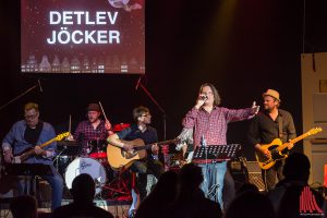 Begleitet von Sebel und der Jovel-Hausband stellte Detlev Jöcker seine Lieder für Erwachsene vor.