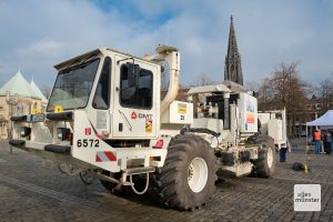 Ein Vibro-Truck wurde heute auf dem Domplatz vorgestellt (Foto: Bührke)