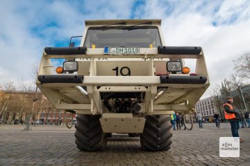 Die Vibro-Trucks haben eine beeindruckende Größe. (Foto: Bührke)