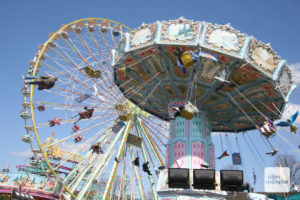 Mit klassischen und brandneuen Fahrgeschäften lädt der Frühjahrssend zu Himmelsflügen ein. Ein Riesenrad ist diesmal allerdings nicht dabei. (Archivbild: Jennifer von Glahn)